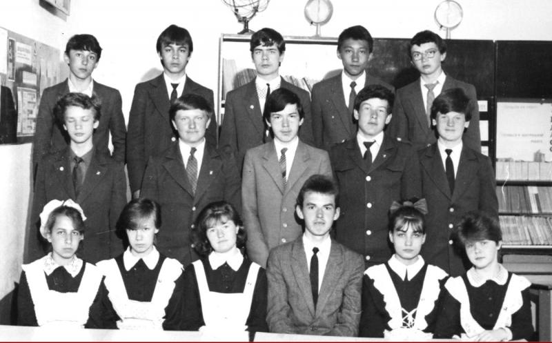 Четверо одноклассников. Выпуск 1988 года. Фото класса 1988 года. Школа 873. Школьники 1988 фото.